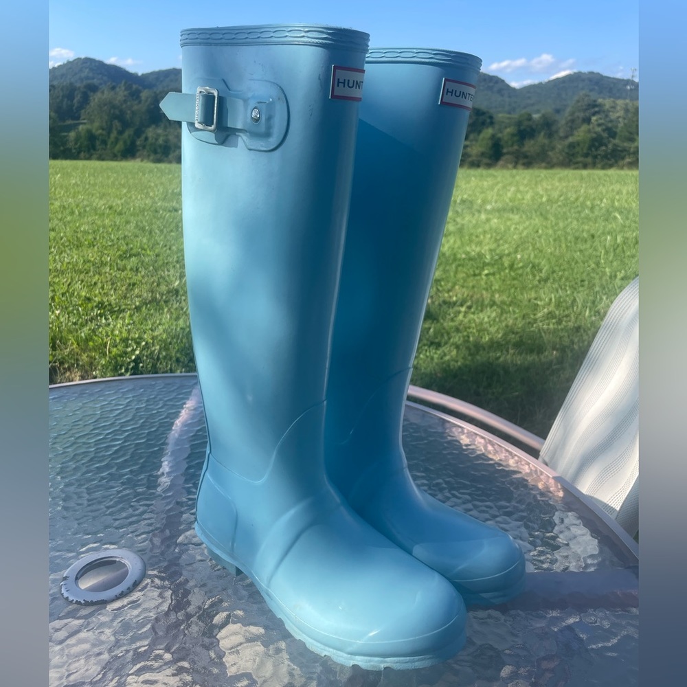 Hunter rain/snow boots light blue. Size 8 women’s.